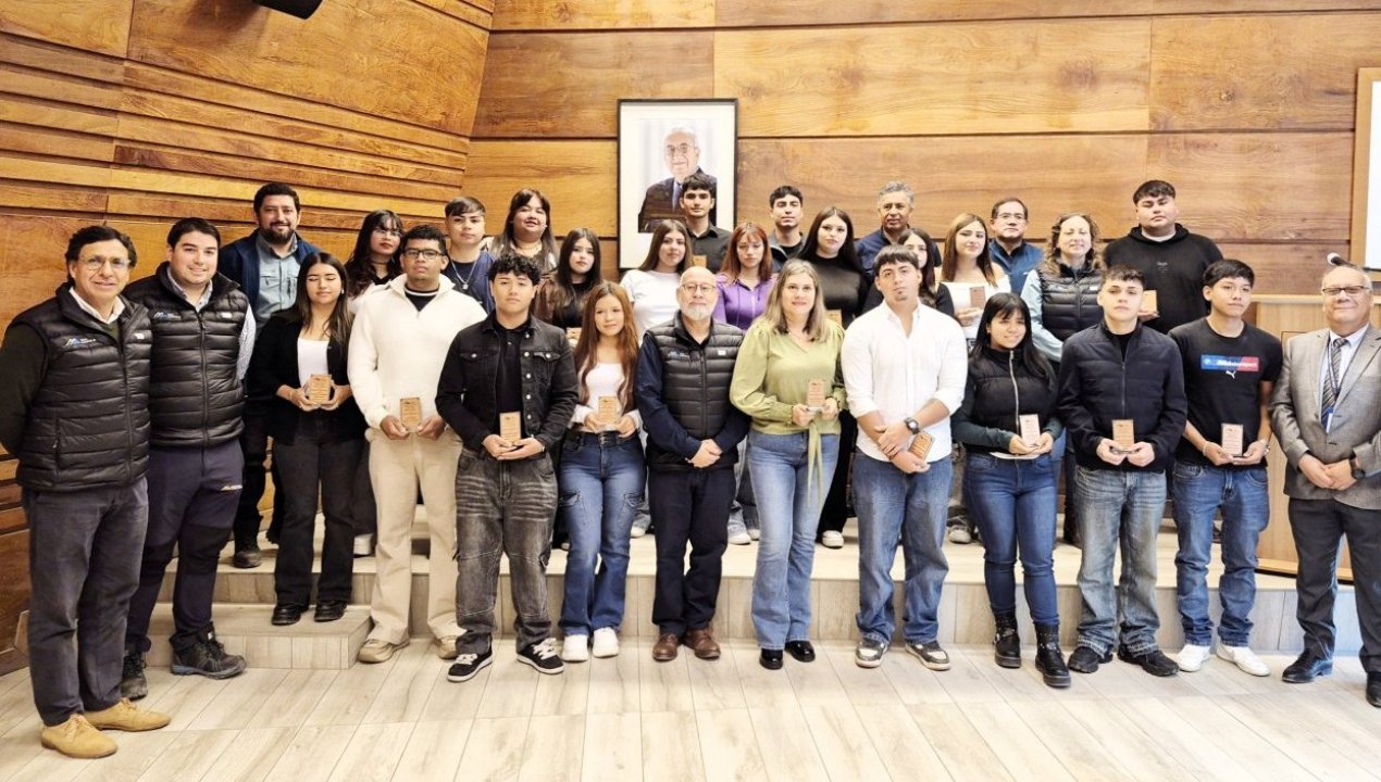 /scm-carola-entrego-veinte-becas-jovenes-talentos-a-estudiantes