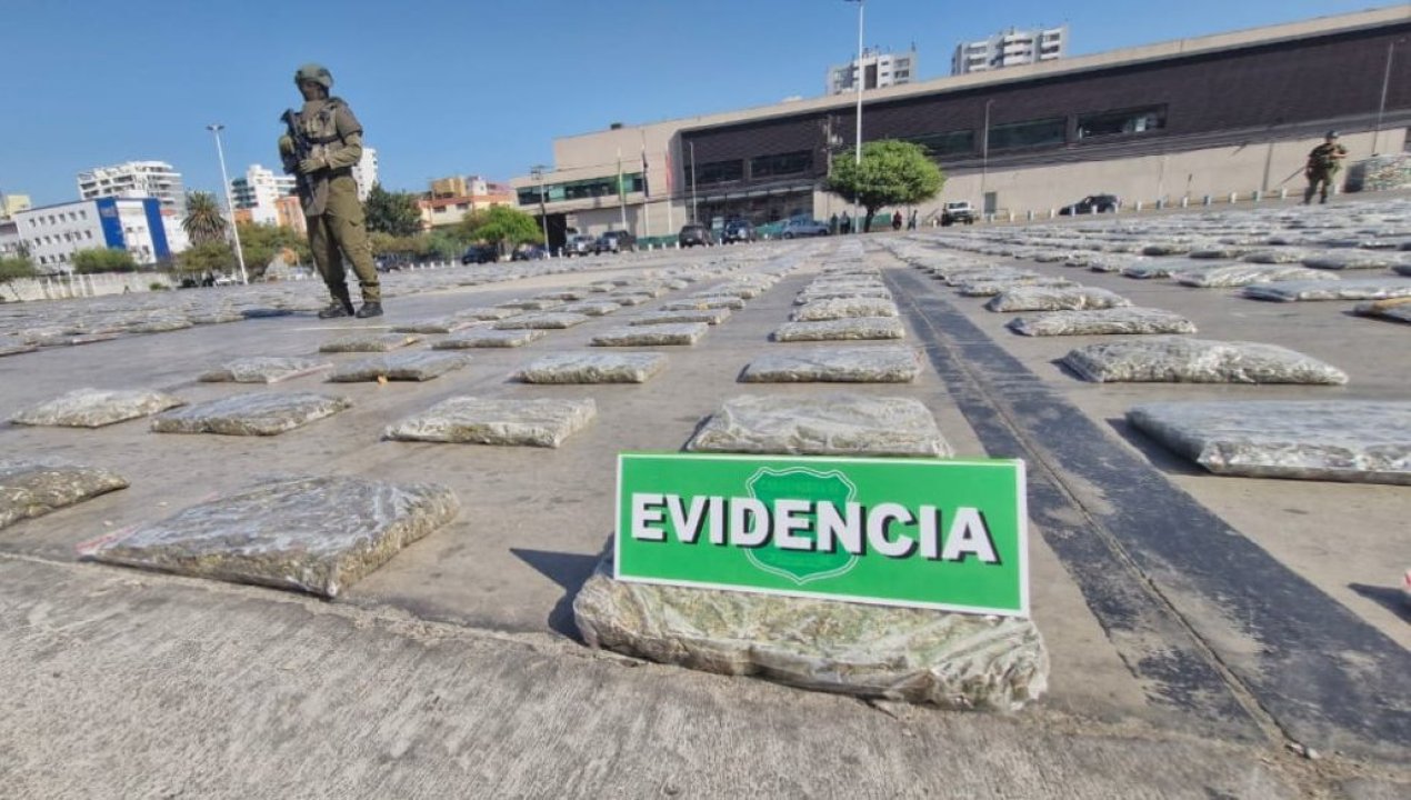 /local/antofagasta-incautan-mas-de-dos-toneladas-de-droga-en-sector-de-la-negra
