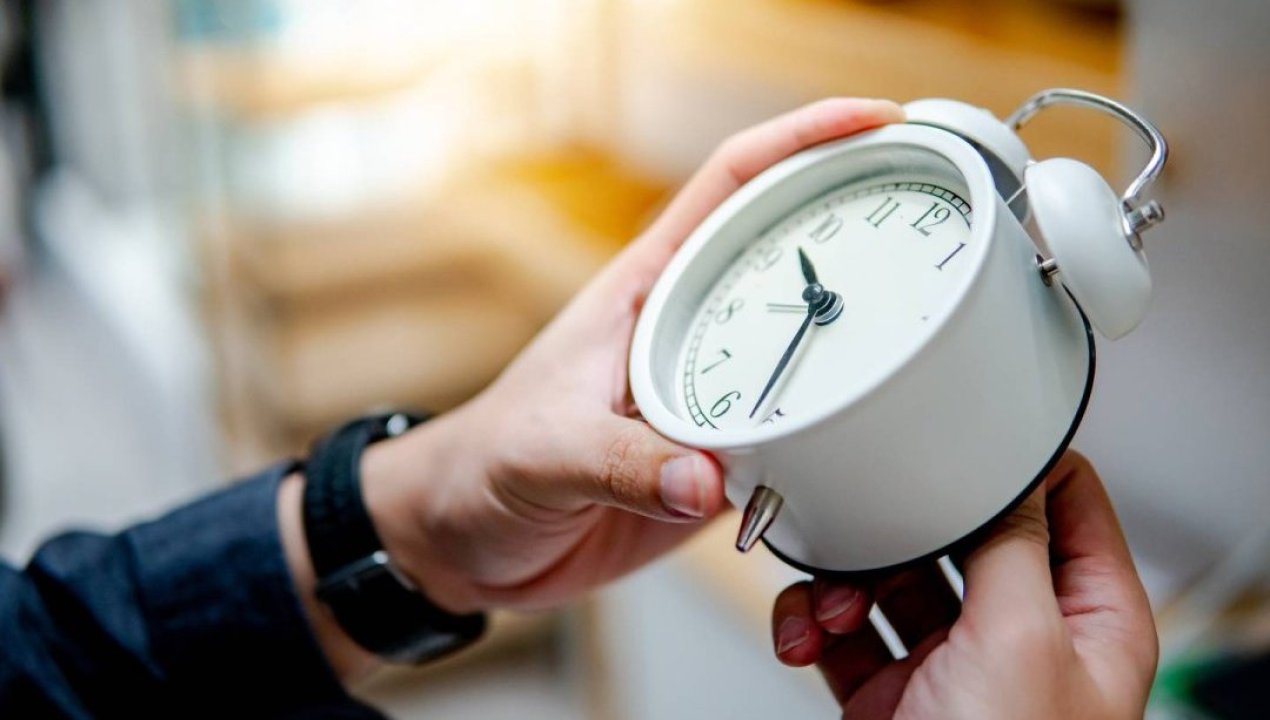 /relojes-se-atrasaran-una-hora-chile-inicia-horario-de-invierno-2026-el-4
