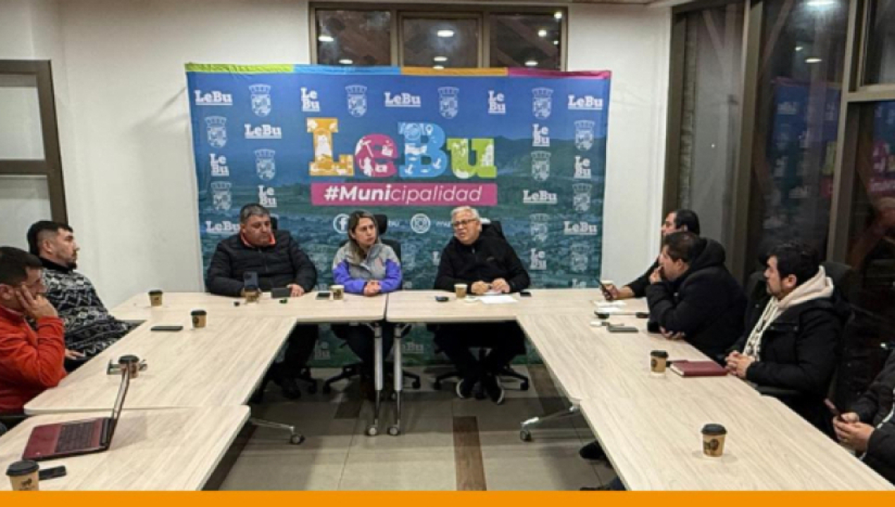 /alcaldesa-y-dirigentes-pescadores-artesanales-del-puerto-de-lebu-se-reunen