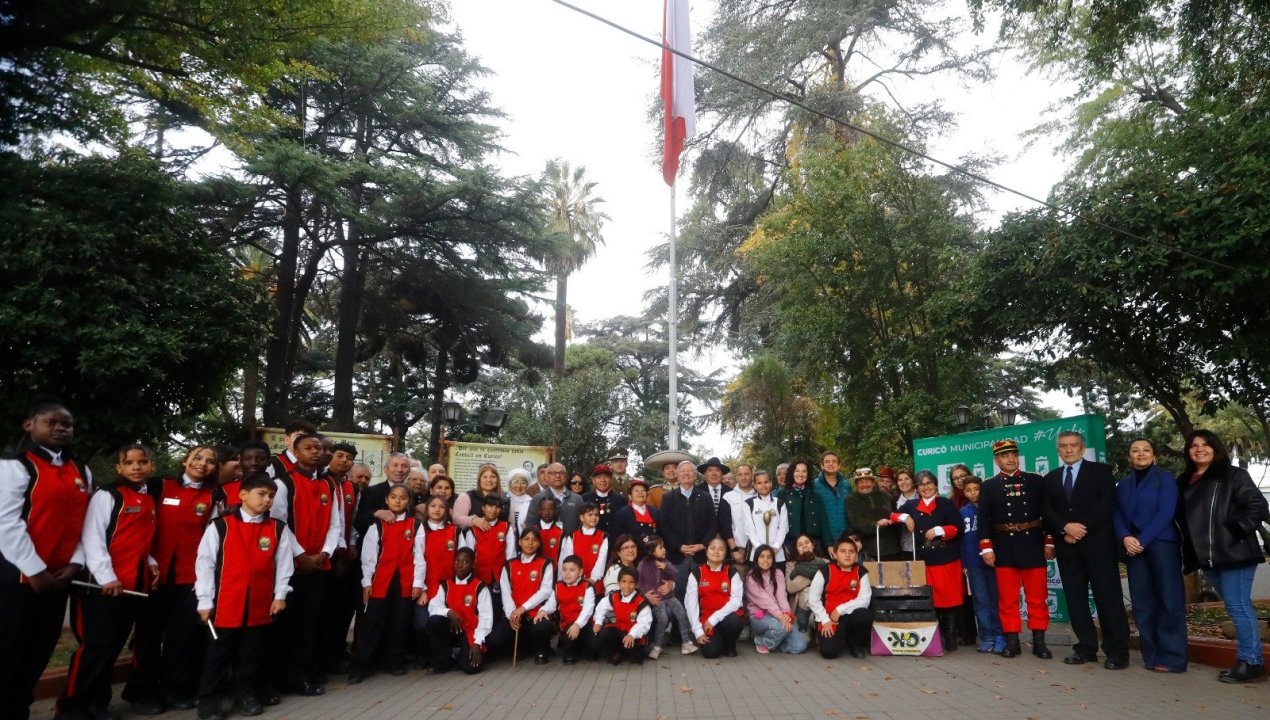 /izamiento-de-bandera-reune-a-comunidad-en-curico