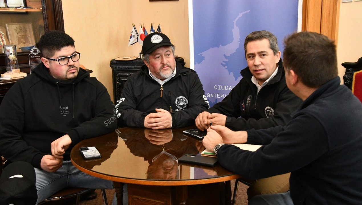 /mas-de-3-mil-kilometros-recorreran-transportistas-magallanicos-para-llegar
