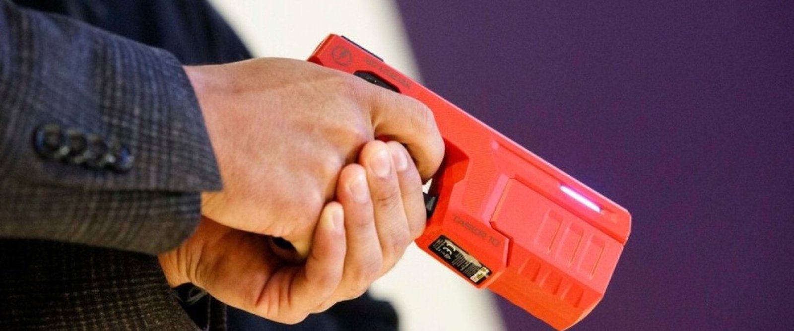 Contraloría rechaza que municipalidades puedan entregar armas no letales a sus inspectores