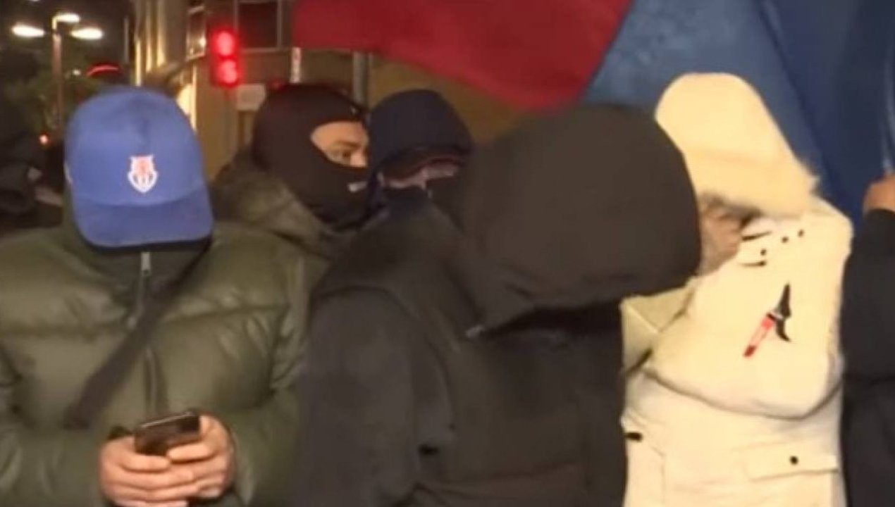 /actualidad/refuerzan-seguridad-en-embajada-de-argentina-en-santiago-tras-violencia-en