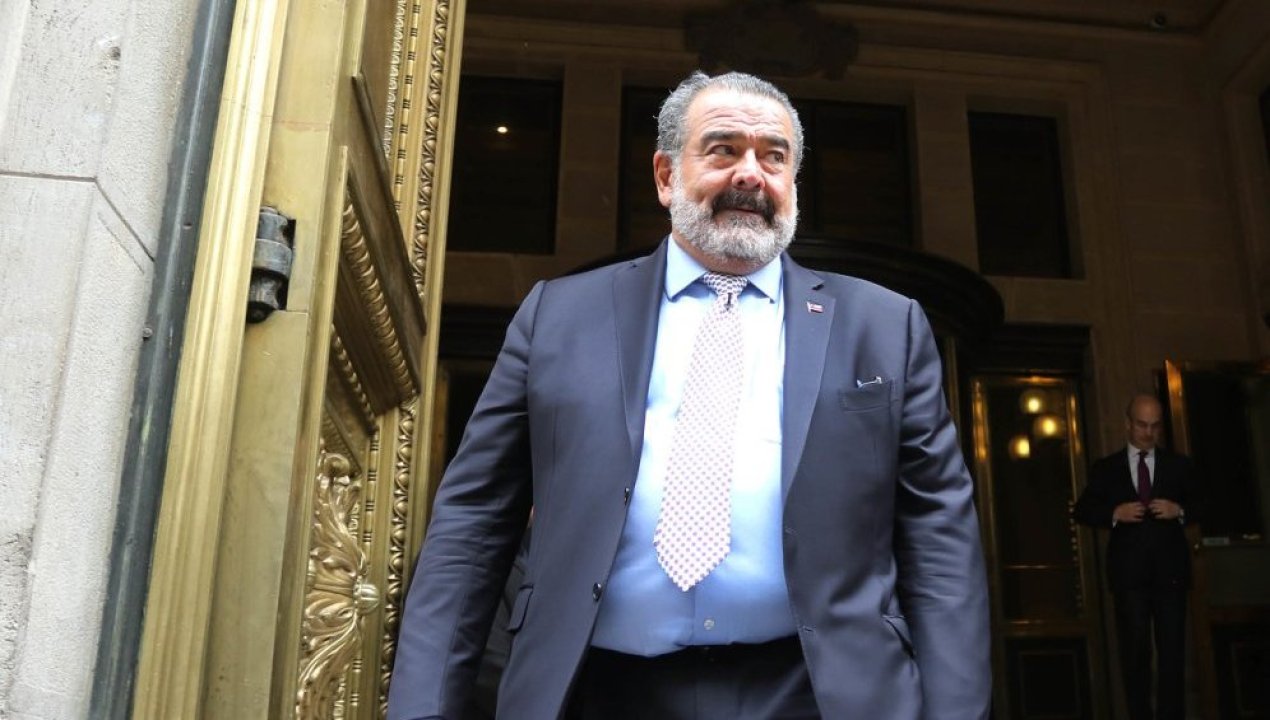 /actualidad/el-nuevo-look-de-luksic-que-se-robo-la-atencion-durante-su-voto-en-aysen
