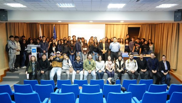 Fundación Luksic dictó charla en la UA para promover la formación académica en el extranjero