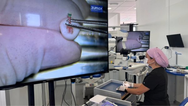 Postgrado de Odontología incorpora microscopio clínico de alta gama que mejora la atención y formación en Endodoncia