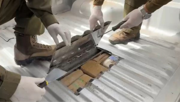 Ciudadano boliviano transportaba droga y municiones en doble fondo de camioneta
