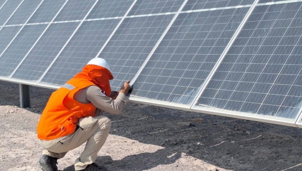 Investigación aplicada en plantas solares del norte busca optimizar eficiencia energética en condiciones desérticas extremas