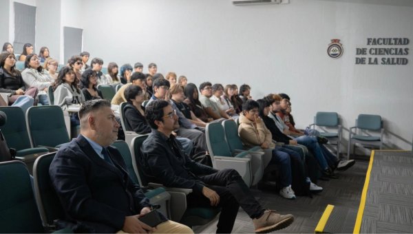 Químicos farmacéuticos del futuro: estudiantes se preparan para el mundo laboral