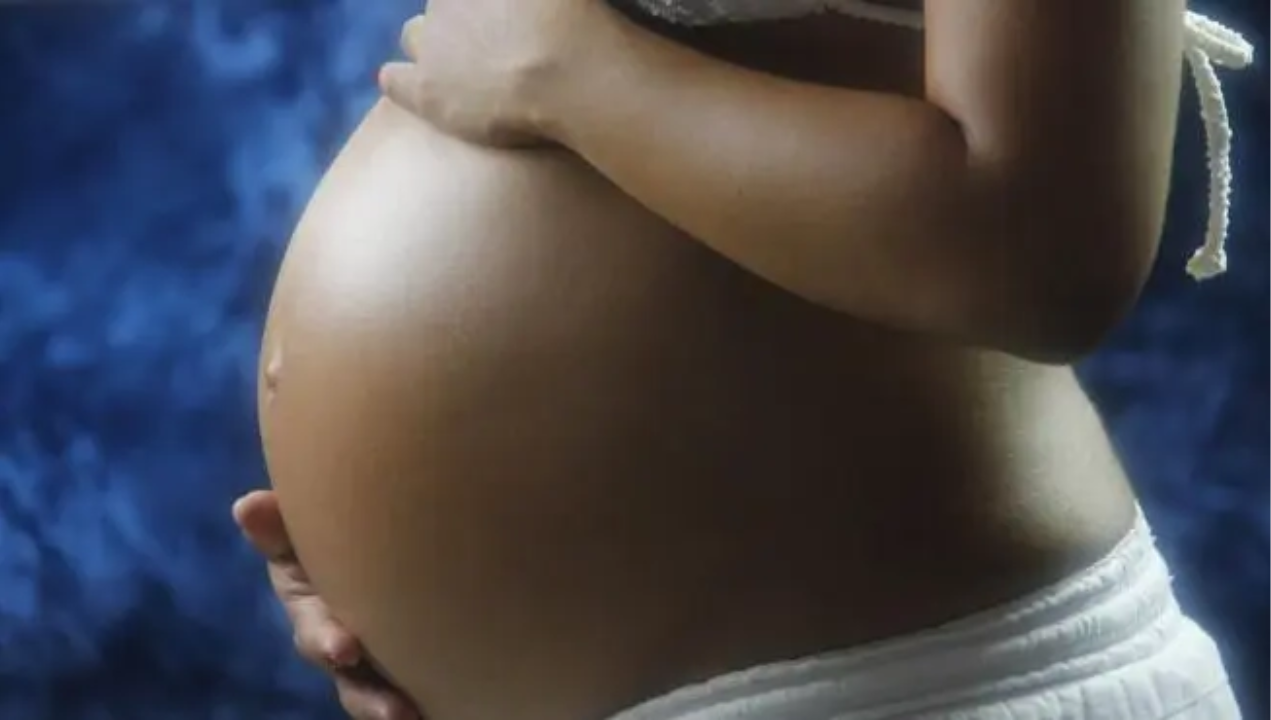 Embarazo adolescente: carrera de Obstetricia y Puericultura propone matronería en colegios y Ley ESI para enfrentar alza en Antofagasta.
