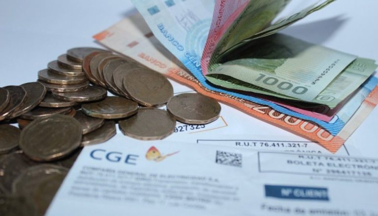 [Entrevista] Empresas eléctricas y alzas: Clientes morosos pueden repactar deuda para poder optar al subsidio