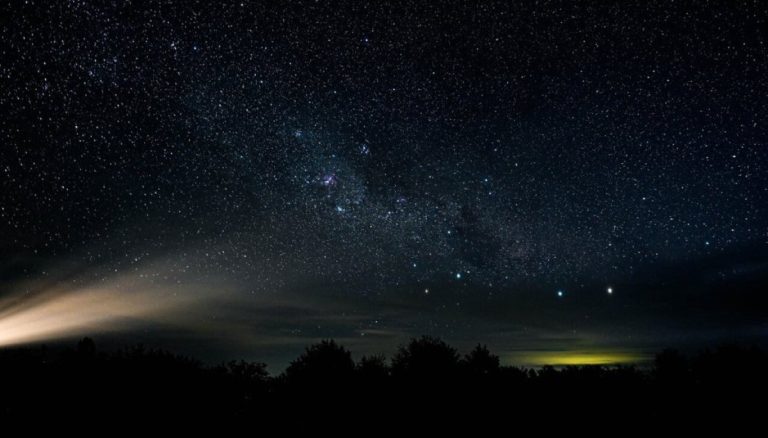 Desde lluvias de Líridas hasta Luna Rosa: Conoce los eventos astronómicos de abril