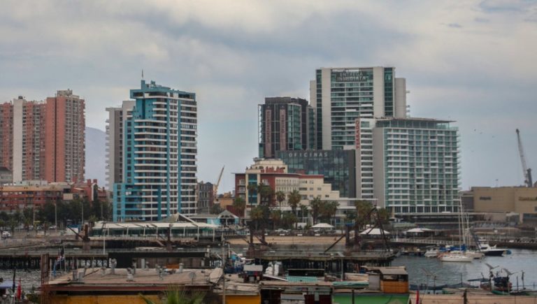 Ante alerta de lluvias Municipalidad de Antofagasta monitorea situación y entrega recomendaciones