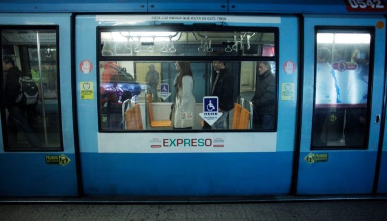 Persona se lanzó a vías del Metro: viralizan desgarrador mensaje de conductora a pasajeros