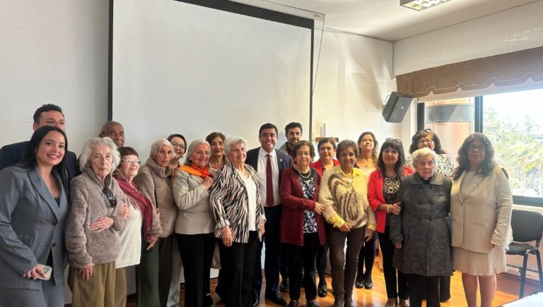 Profesores y profesoras de la Región de Antofagasta reciben la primera cuota de la Deuda Histórica
