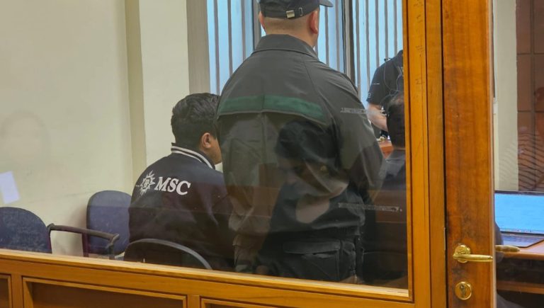 6 años de cárcel para conductor que huyó de una colisión con adulto mayor sobre el capó de su vehículo