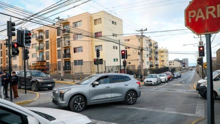 Municipio de Antofagasta realiza encendido de semáforo en calle Caparrosa con Limonita