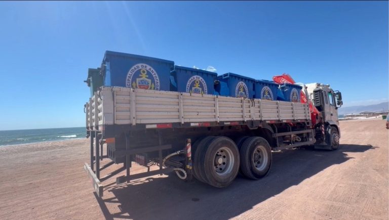 Instalan 60 contenedores de basura en Playa Llacolén de Antofagasta