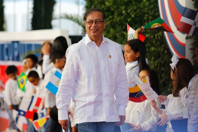 Petro llama a colombianos en Chile a volver a su país y Gobierno evita pronunciarse