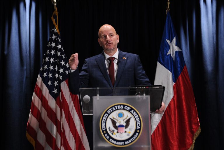 Embajada de Estados Unidos en Chile llama a estadounidenses a evitar aglomeraciones