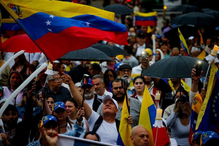 Venezolanos en Chile se manifiestan tras anuncio de ofensiva de EE.UU. en Venezuela