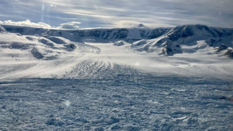 Estrellas de cine llegan a la Antártica mientras expertos advierten riesgos ambientales