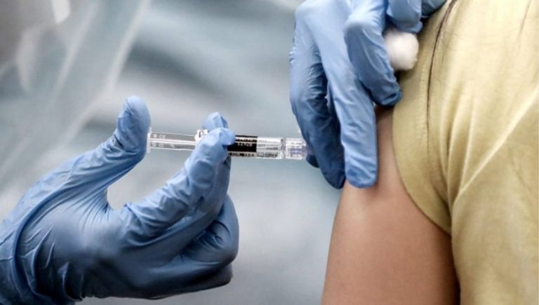 Científica de la UA destaca la vacunación como la estrategia de salud pública más efectiva para prevenir enfermedades