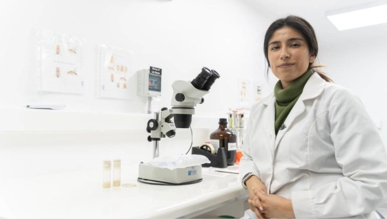 Científica de la UA recibe distinción STEM por su aporte a la región