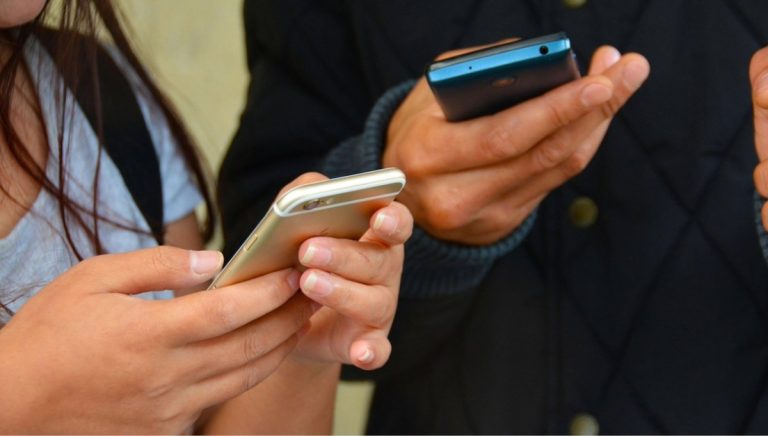 Especialista de la UA destaca beneficios de prohibir celulares en aula para el aprendizaje y bienestar estudiantil