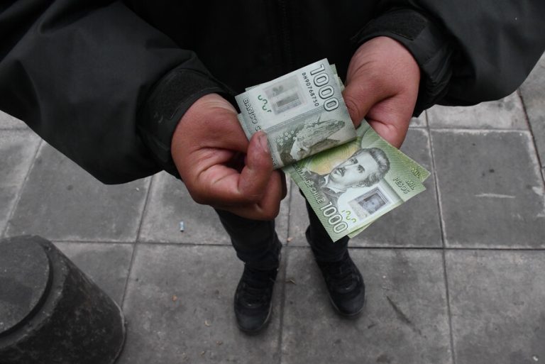 Gobierno modifica propuesta de sueldo mínimo y plantea alza superior a 14 mil pesos
