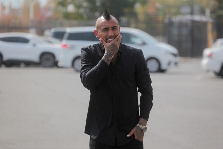 Arturo Vidal devuelve $35 millones tras recibir dinero sustraído de una casa de cambios