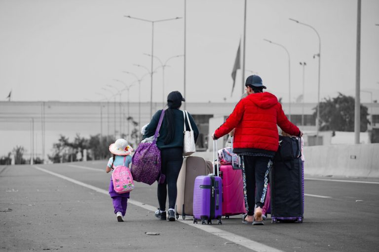 Gobierno impulsa medida para identificar y expulsar migrantes irregulares desde servicios públicos