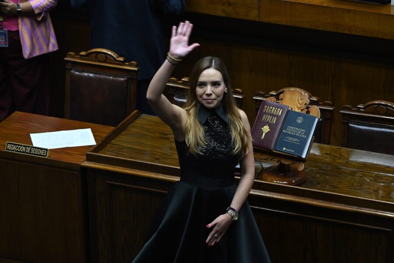 La PDI y la Fiscalía ingresaron al Senado por una investigación contra la senadora Camila Flores por presunto fraude al fisco