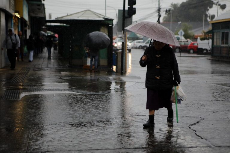 DMC emite aviso por lluvias y fuertes vientos en nueve regiones del país
