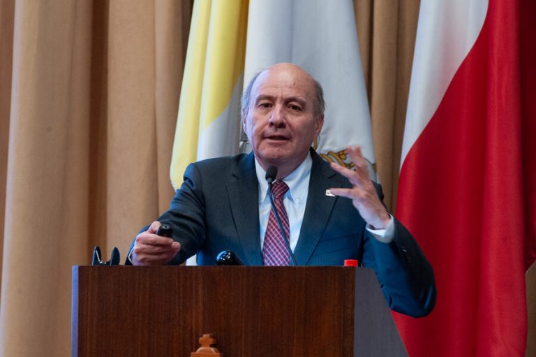 Comisión de Hacienda continúa votación de megarreforma en medio de fuerte tensión política
