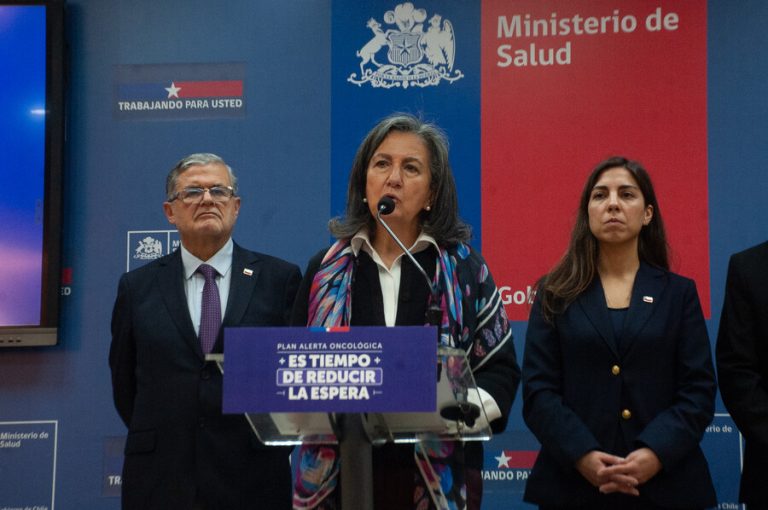 Ministra de Salud descartó el cierre de programas y criticó duramente intervención de los alcaldes a las afueras de la Moneda