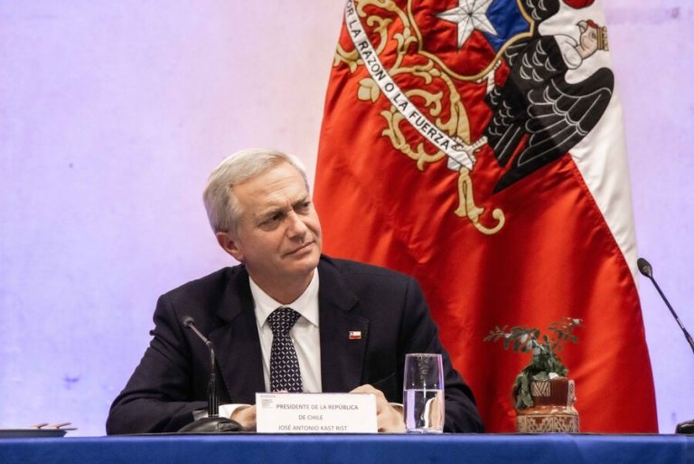 Encuesta Cadem: Respaldo al presidente José Antonio Kast toca fondo y llega al 36%