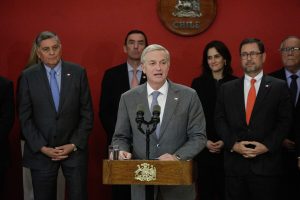 Postergan discusión del sueldo mínimo y aumentan críticas al Gobierno