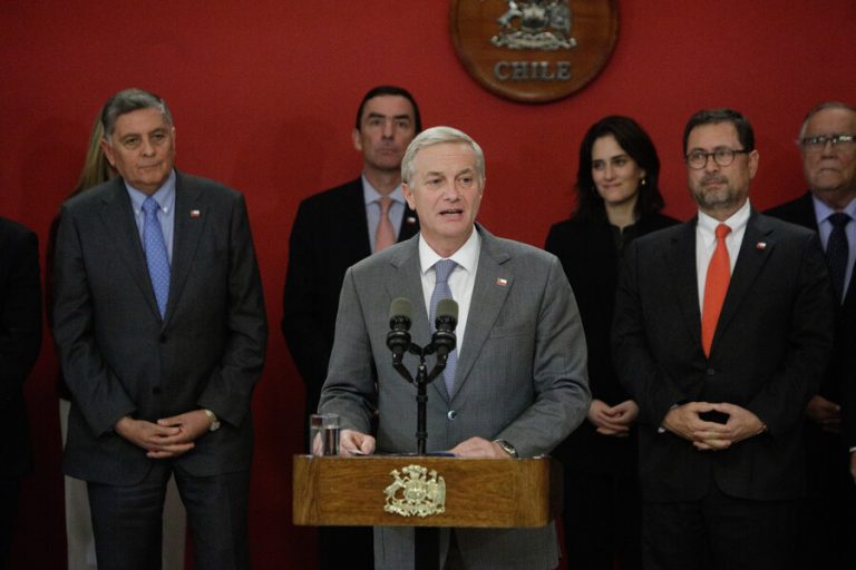 Postergan discusión del sueldo mínimo y aumentan críticas al Gobierno