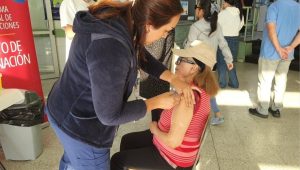 Servicio de Salud Antofagasta y atenciones primarias refuerzan campaña contra la Influenza en sitios con alta afluencia de personas.