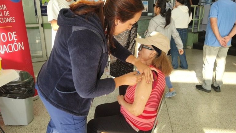 Servicio de Salud Antofagasta y atenciones primarias refuerzan campaña contra la Influenza en sitios con alta afluencia de personas.